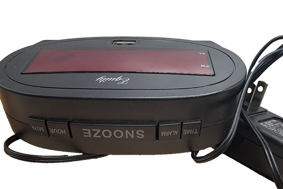 Equity Reloj Despertador Digital Rojo Pantalla LED Adaptador CA Intertek Puerto USB 30024 Foto 3 de 4