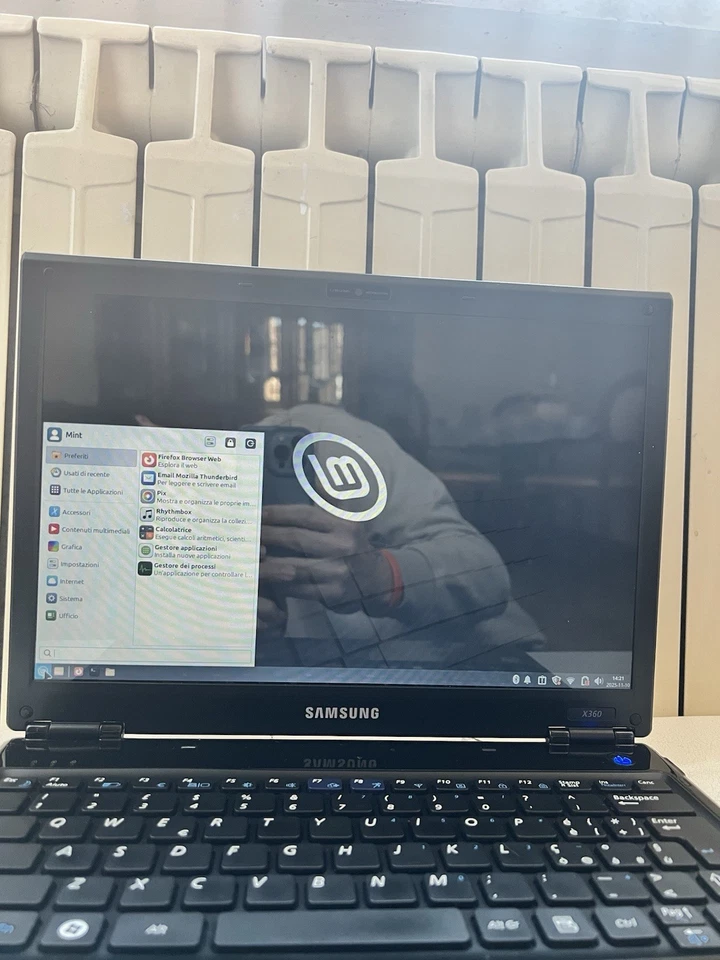 Samsung NP X360 13.3 Linux ultrabook 3GB RAM 60 GB HDD SU9400 CPU Raro Grado B - Imagen 2 de 4