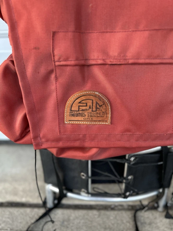 Mochila de senderismo de montaña naranja de colección Famous Trails Foto 2 de 4