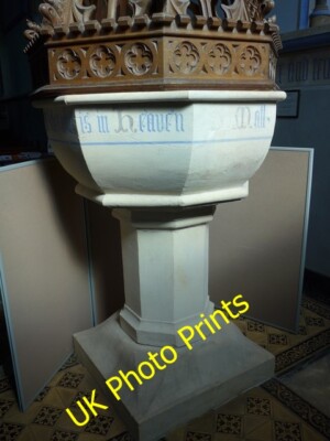 Foto 6x4 St Bartholomäus, Sutton Waldron: Schrift (unten) um 2015