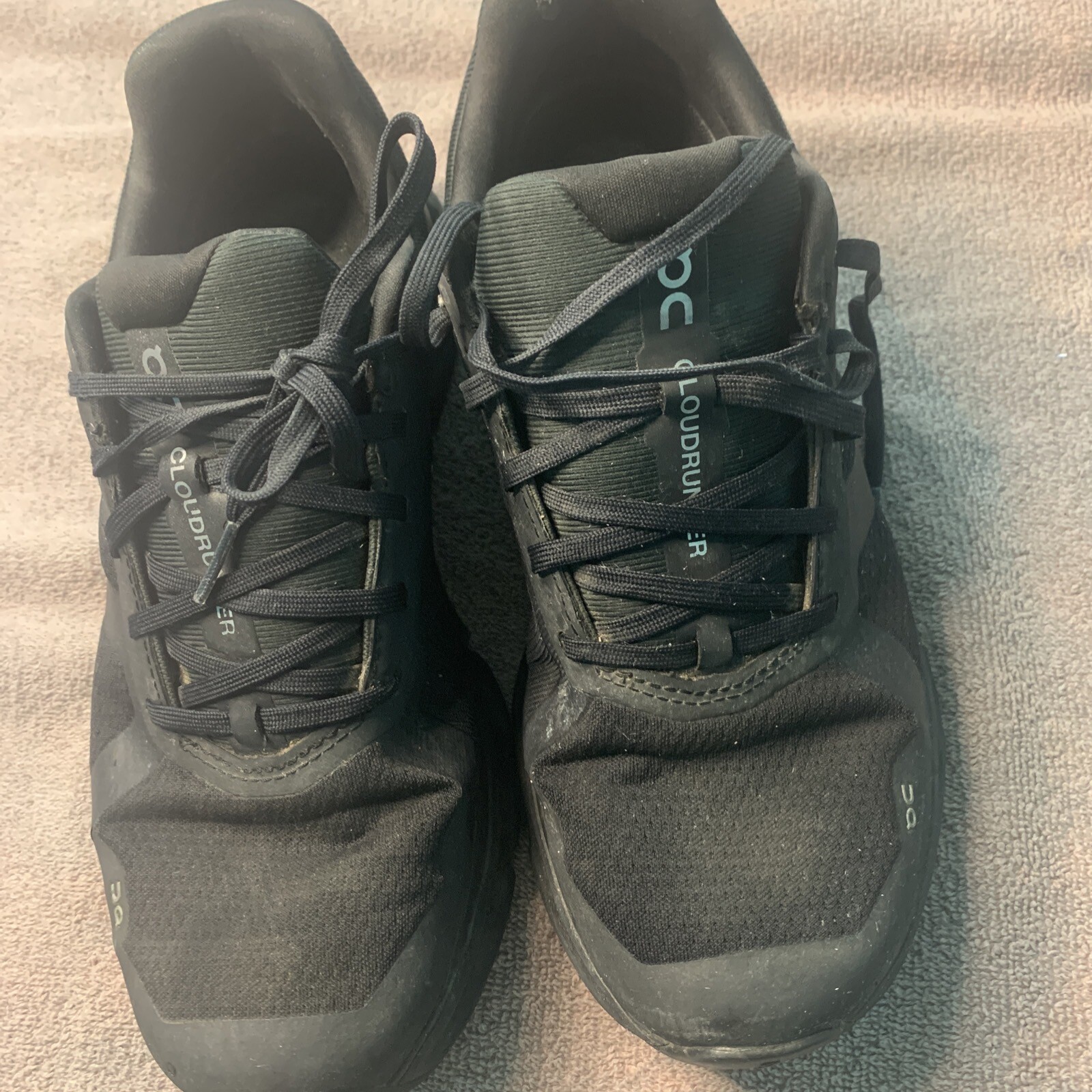 Size 8.5 - On Cloudrunner Black - image 1