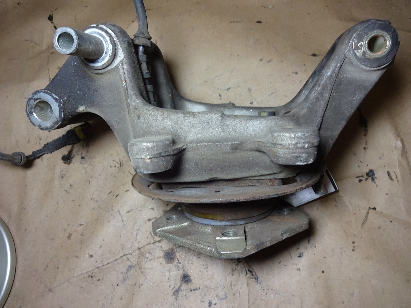 Maserati 4200 Coupe Spyder - LH Left Rear Wheel Hub Holder 183590