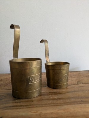 Set 2 Messbecher. Messing. Aufhängehaken. Vintage Pflanzgefäße x2 Milchtöpfe Requisiten
