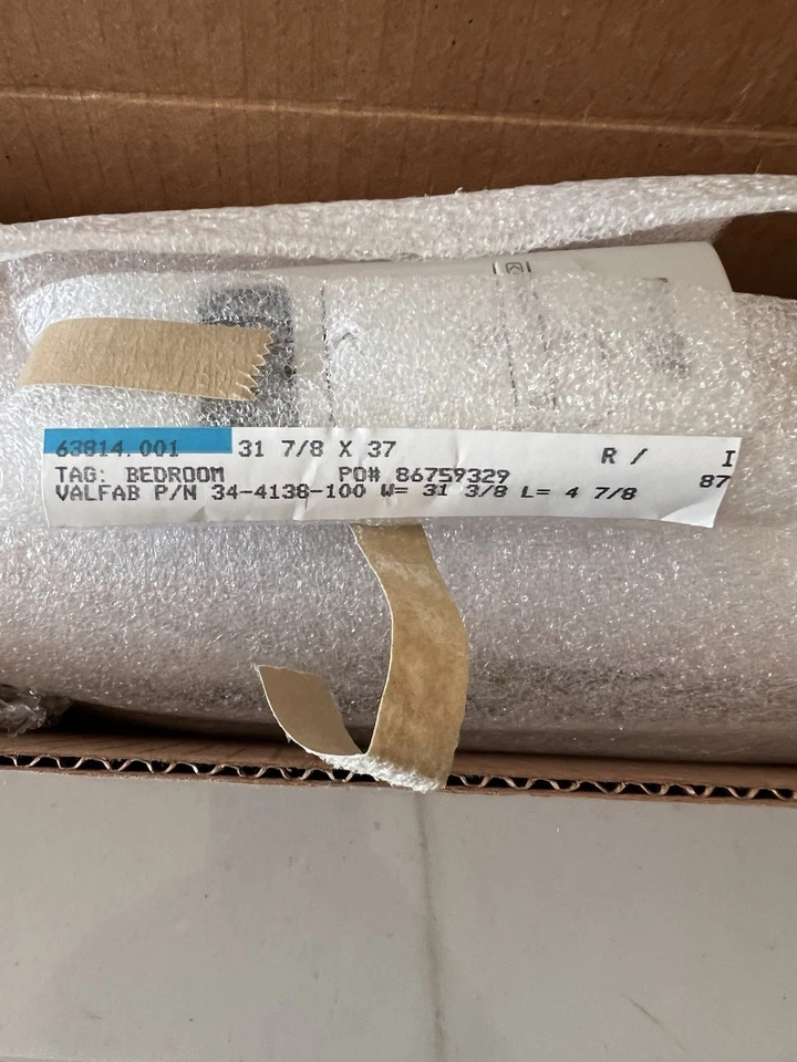 Las cortinas en capas alimentadas por batería Bali vienen con control remoto de doce canales. Foto 4 de 4