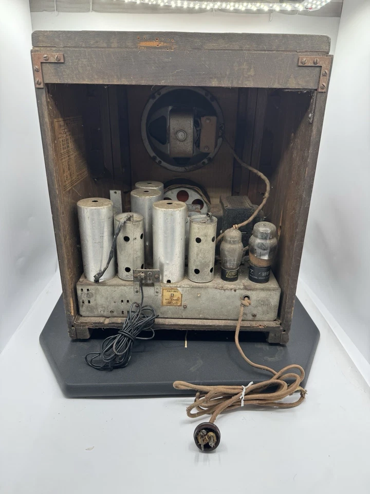 Radio AM/SW Globe Trotter Tombstone modelo 118 RCA de colección - funciona VENDIDO COMO ESTÁ Foto 2 de 4