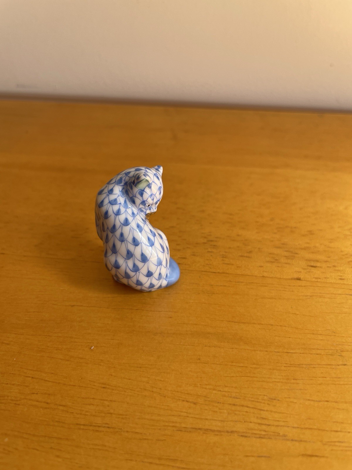 Mini 1&1/2” Cat Herend Hungary porcelain hand Decorated Blue Fishnet
