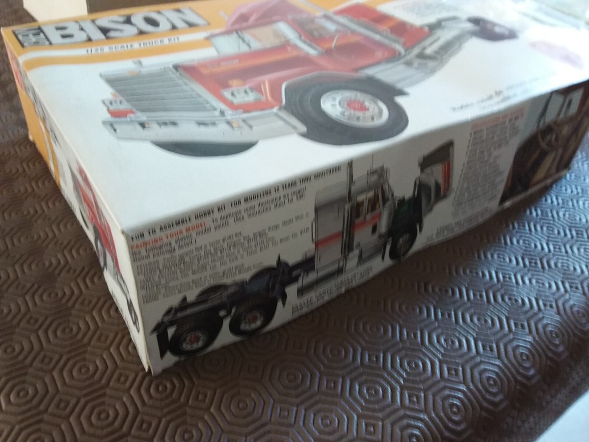 Maquette camion - REVELL - Semi-remorque Chevy Bison - 70 pièces - 1/32