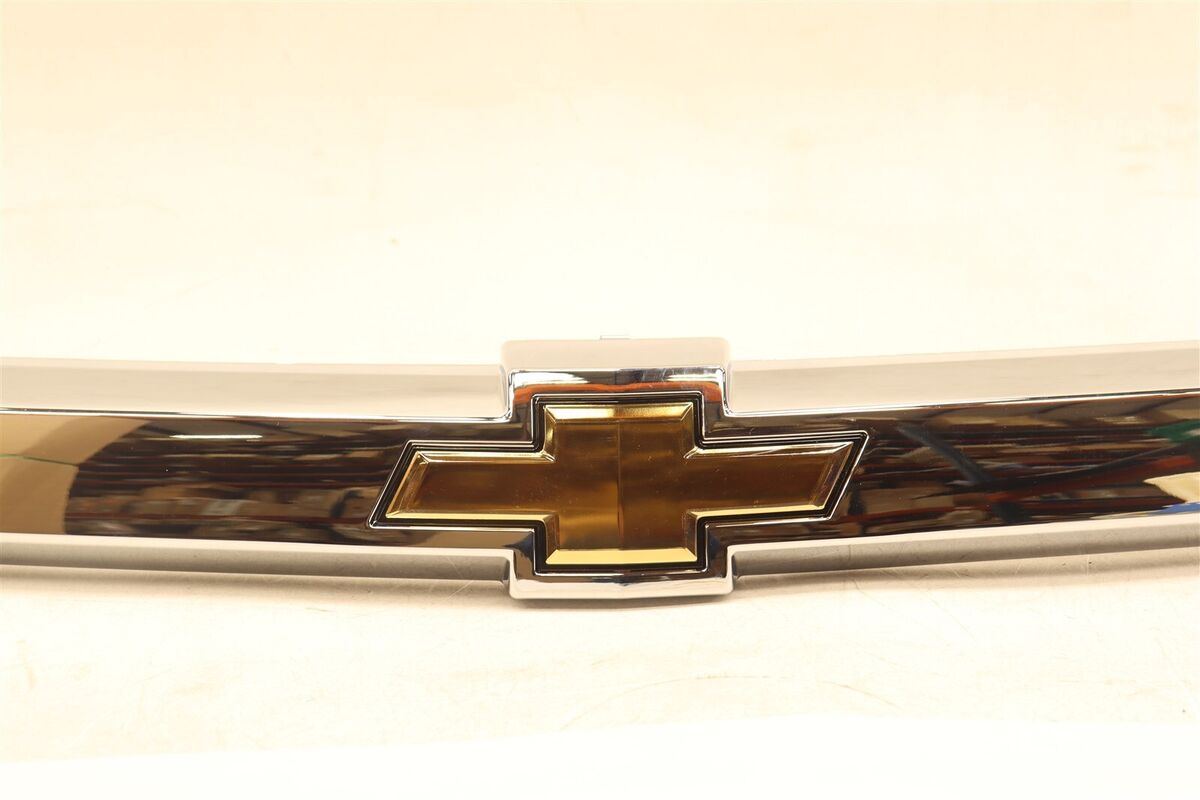 NEW OEM GM Chrome Center Grille Strap w/ Emblem 25906306 NEW OEM GM Chrome Center Grille Strap w/ Emblem 25906306