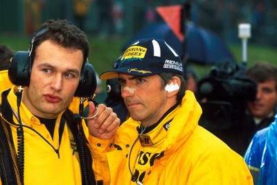 Damon Hill discusses with his race engineer how best to cope with - Old Photo