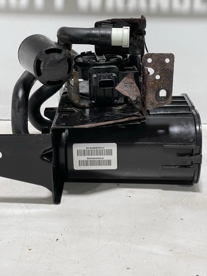 52059630AB 05-06 Soporte de bote de vapor y detector de fugas de vacío Jeep TJ Wrangler Foto 2 de 4