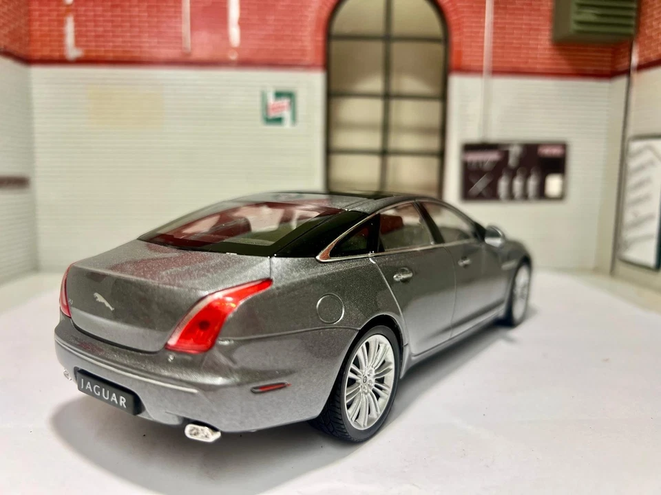 Jaguar XJ 2010 V8 1:24 Diecast Scale Model Metallic Grey Detailed Interior 22517 - Image 3 of 4