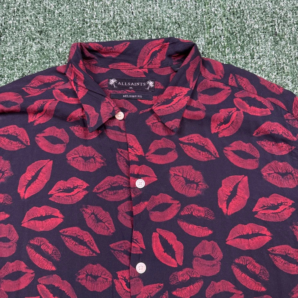 Camisa con botones All Saints para hombre talla XL roja negra marca de beso AOP manga corta Foto 3 de 4