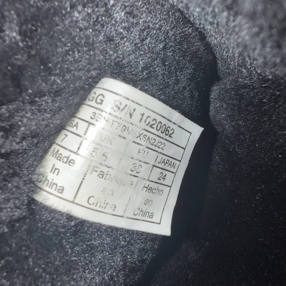 BOTA UGG CLASSIC SHORT MADISON GROMMET CAMURÇA PRETA EUA 7 Cozy Holiday Goth - Imagem 4 de 4