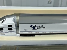 Contract Express Guelph Ontario Volvo 770 Van Trailer Spec-Cast 1:64 NIB 31510