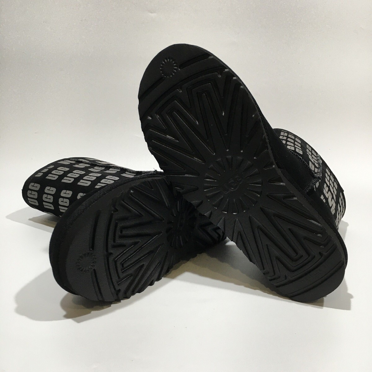 送料込[UGG] Classic Short II Graphic Logo Women's Classic Short Zipper Tape Logo Boot | UGG®