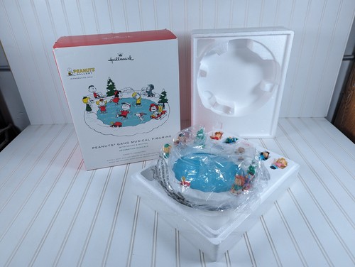 Hallmark Peanuts Gang Musical Figurine 2021 Sound Motion Ice Skating Tabletop