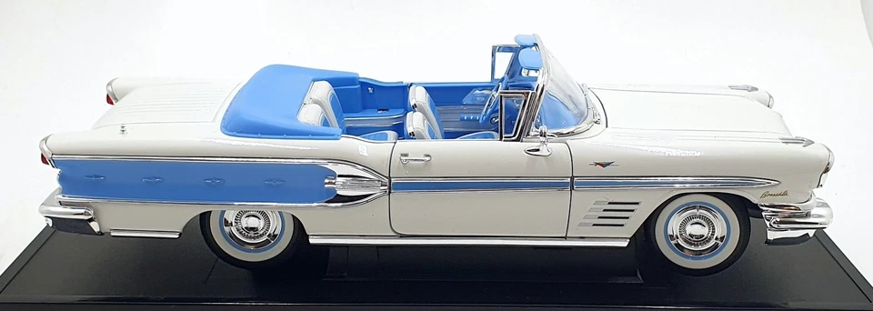 Road Signature 1/18 Scale Diecast 92438 - 1958 Pontiac Bonneville - White - Image 4 of 4