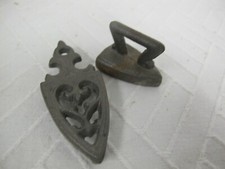 VINTAGE MINIATURE CLOTHES IRON  TRIVET STAND BASE METAL CAST IRON 3"