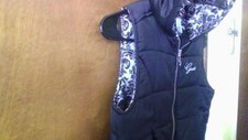 Guess jeans fille 2T garniture fourrure lapin gilet poches tampon noir