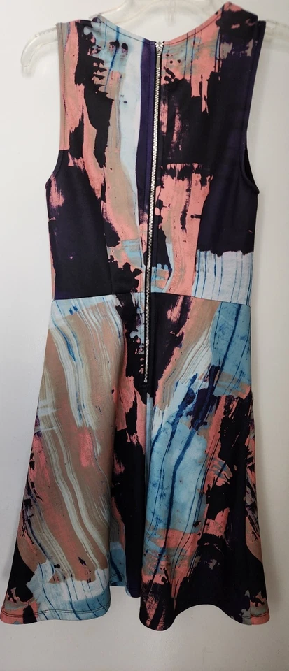 Vestido sin mangas Mossimo para mujer multicolor ajustado y acampanado estampado geográfico talla M Foto 2 de 3