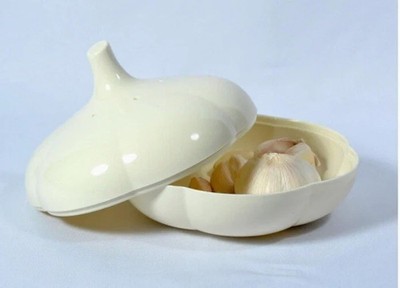 Tupperware GARLICE HOLDER KEEPER CONTAINER LOOKS JUST LIKE GARLIC NEW OFF WHITE