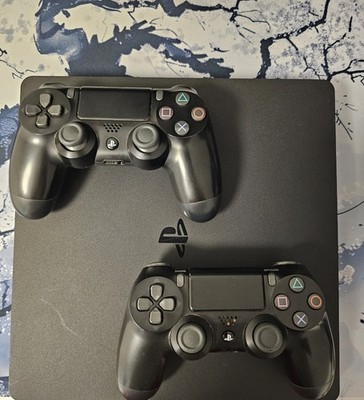 Sony PlayStation 4 Slim 1TB Spielkonsole mit 2 Dualshock Controller - Schwarz 