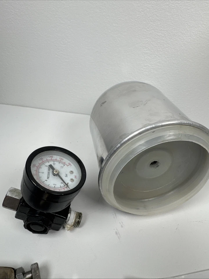 Pistola pulverizadora de pintura para carrocería automática Neiko alimentada por gravedad con caja de calibre y herramientas Foto 4 de 4