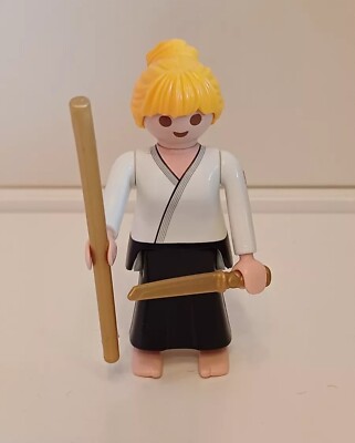 Playmobil Figures Girls 70940 Serie 24 Kampfsportlerin Judoka mit Stab und Dolch