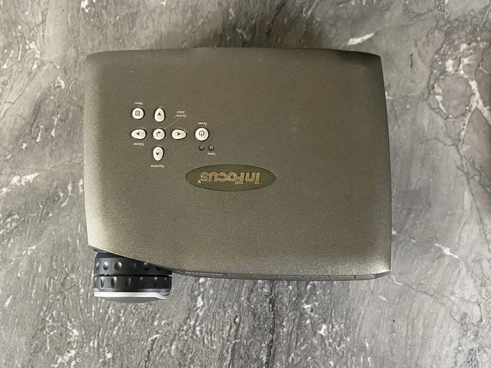 Projetor de tela grande InFocus LP70 cinema em casa com estojo, controle remoto (não testado) - Imagem 4 de 4