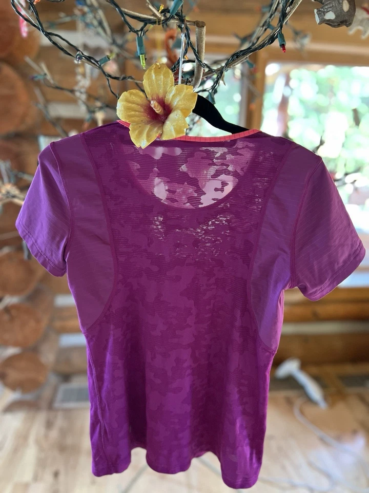 Lululemon 花卉弹力短袖上衣,紫色/粉色装饰,无标签,尺寸 4 — 第 3/4 张图片