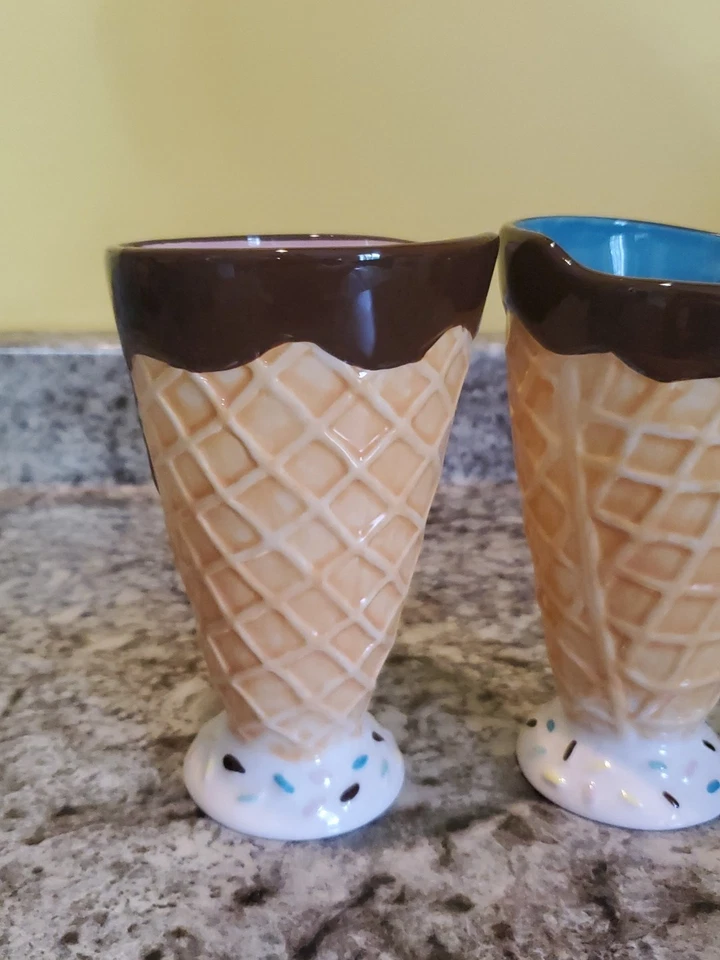 Pier One 1 Imports Cono de gofres Helado Helado Helado Loza pintada a mano  Foto 2 de 4