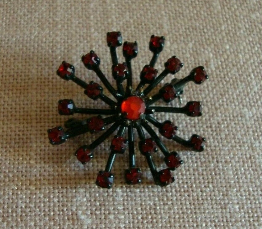 broche fleur en métal et pierres en cristal taillé grenat rouge - Photo 1/1