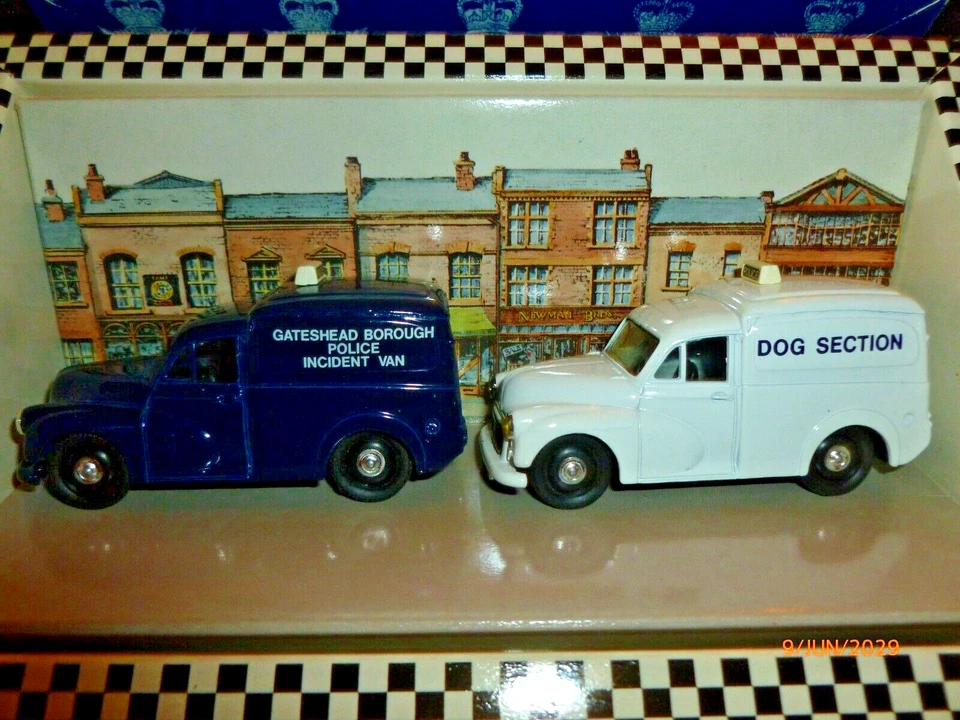CORGI D13/1  MORRIS MINOR POLICE GATESHEAD/DOG VAN SET  1:43 - Image 2 of 4