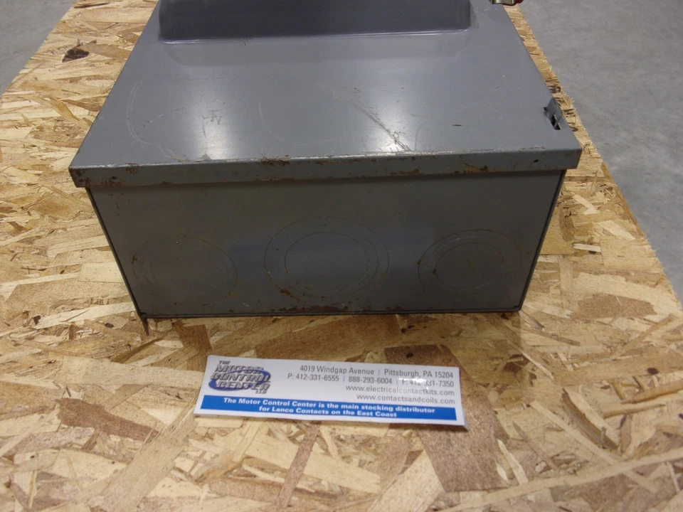 D2030-SYLVANIA-INTERRUPTOR DE SEGURIDAD, 2 POLOS, NO FUSIBLE, 200A, 240V, NEMA 1 INTERIOR Foto 4 de 4