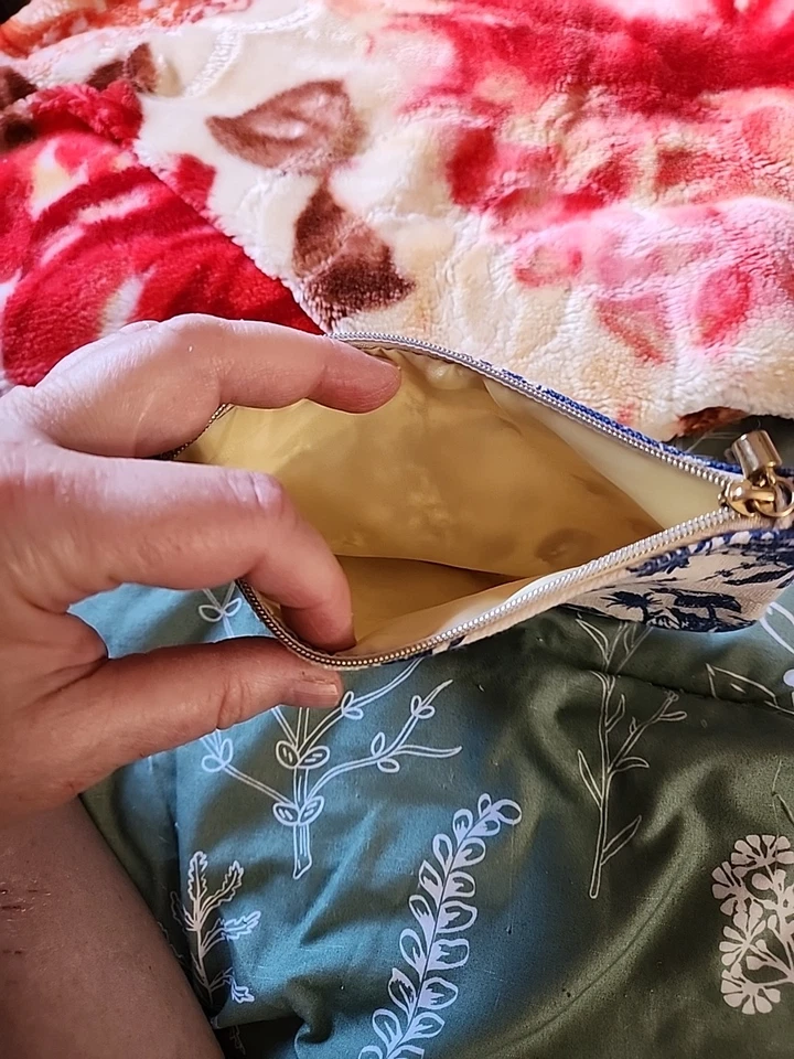 Bonito padrão azul branco, bolsa Ipsy de fazendeiro com zíper dourado - Imagem 3 de 3