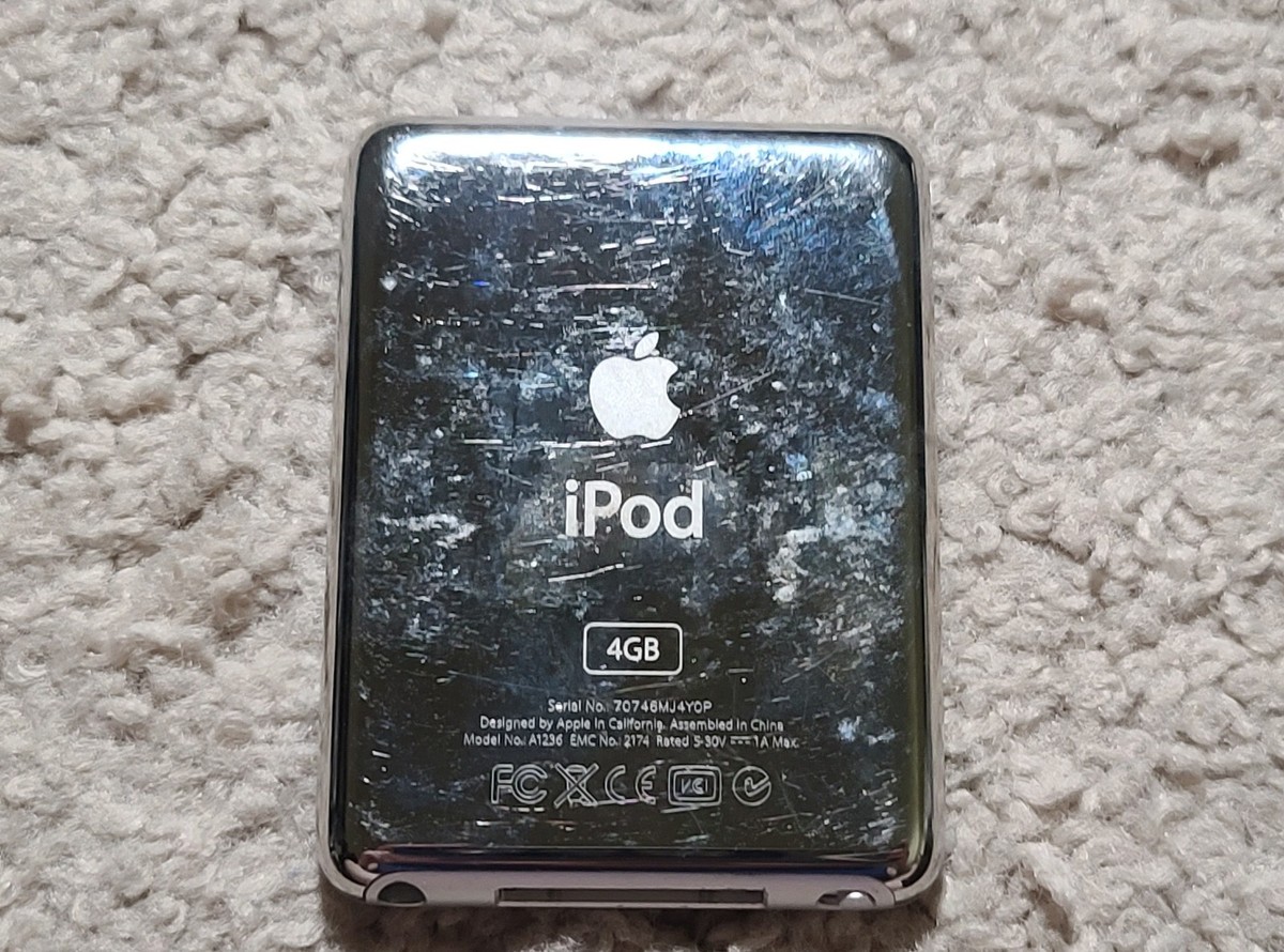 Apple iPod Nano 3rd Gen 4GB Silver A1236 Digital Music Player