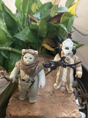 VINTAGE STAR WARS 1983 KENNER CHIEF CHIRPA AND LOGRAY LOT TWO FIGURES COMPLETE 