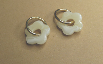 Creolen Ringe Edelstahl vergoldet und Anhänger Blume beige marmoriert