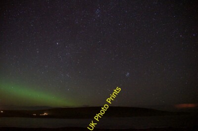 Foto 6x4 Nachthimmel über dem Hügel von Clibberswick Ein schwaches Polarlicht auf dem L c2015