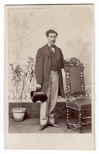 Photo cdv  homme chapeau et plante 1865 photographie universelle Paris