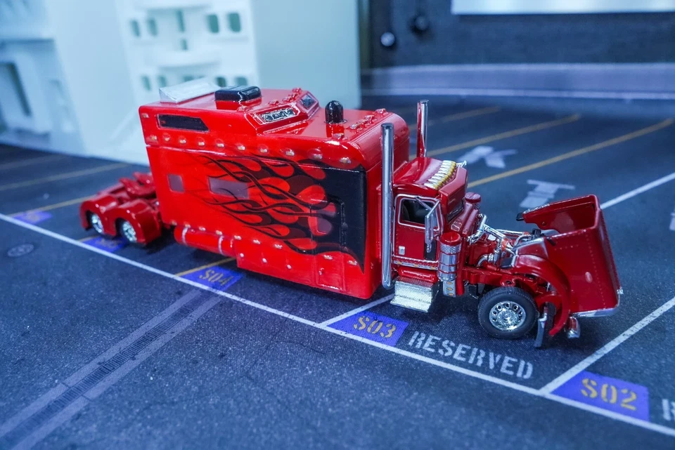 DCP 1:64 Peterbilt 389 Custom Made Long Sleeper - Image 3 of 4