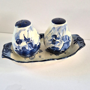BLUE AND WHITE SALT AND PEPPER SHAKERS W TRAY HOLLAND