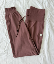 Vuori performance joggers in a soft dusty rose Size XS.