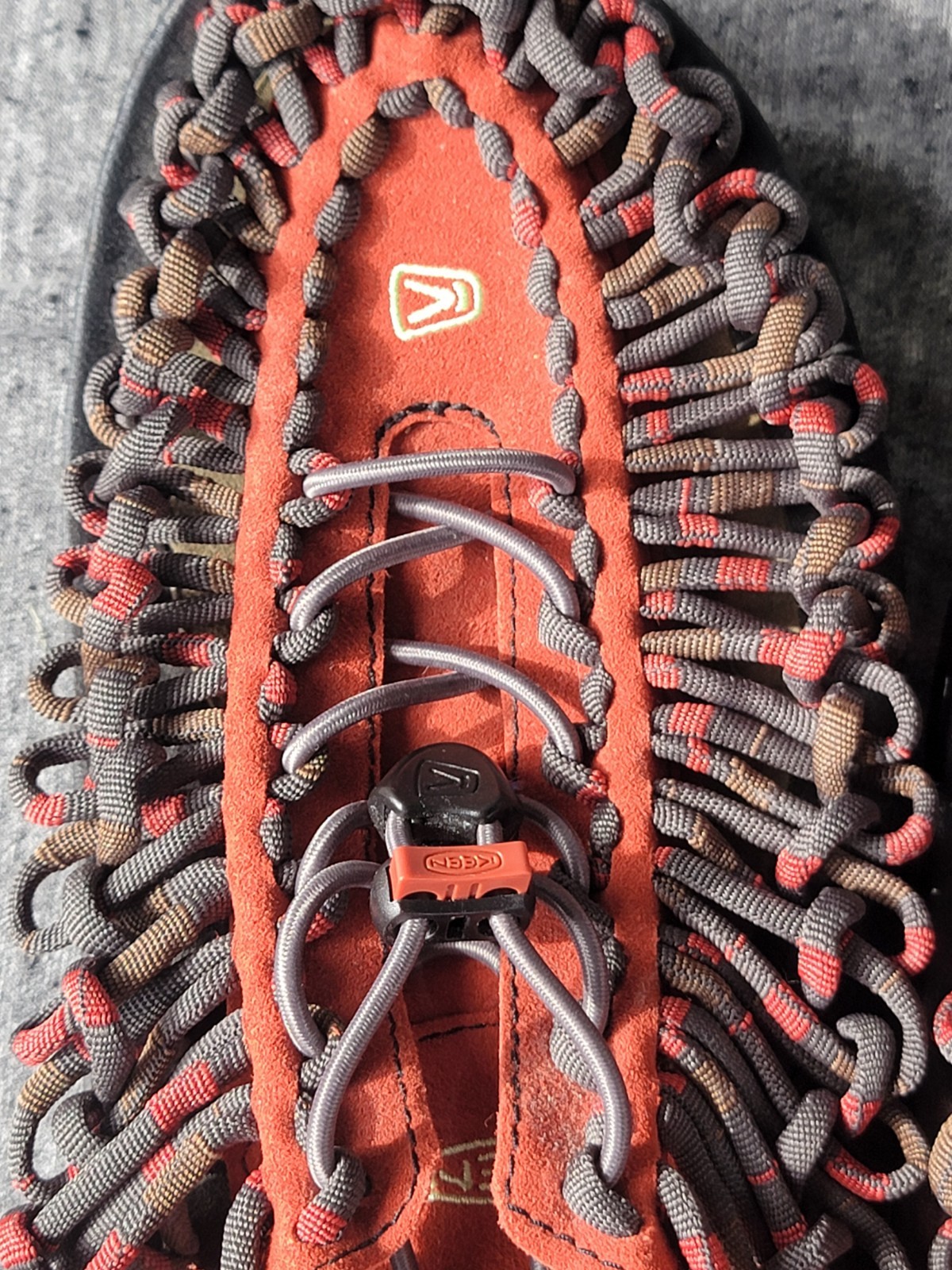 Sandali Keen Uneek Bungee Cord grigio arancione rosso intrecciato scarpe outdoor uomo 9