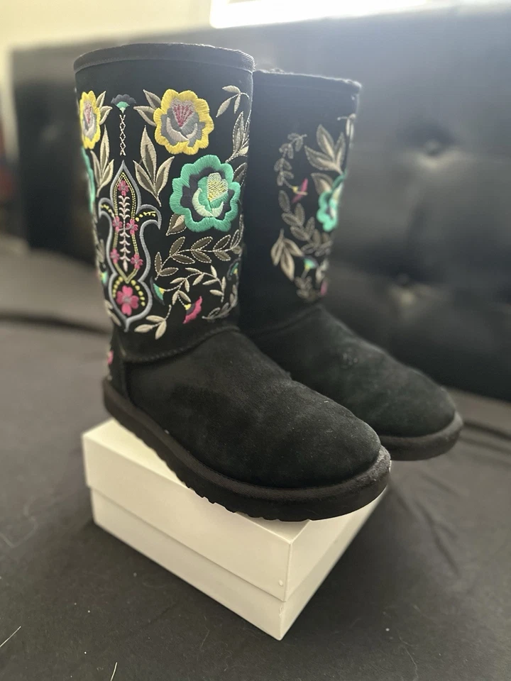 UGG Juliette Floral Bordado Negro Gamuza Mujer Talla US 7 Raro 🔥 Foto 2 de 4