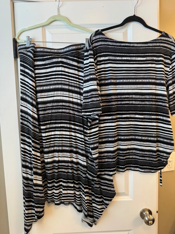 Chico's Casual 2 piece Shirt and Hankerchief Hem shirt - Image 2 of 4