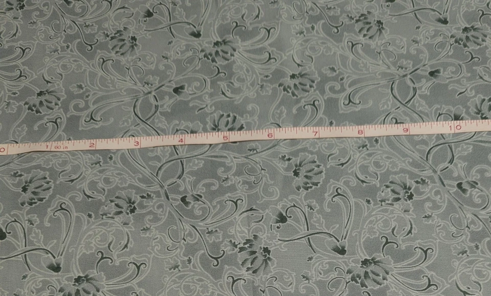 Impresionante tela de algodón verde/gris floral y remolinos de Quilting Treasures por comprar Foto 3 de 3