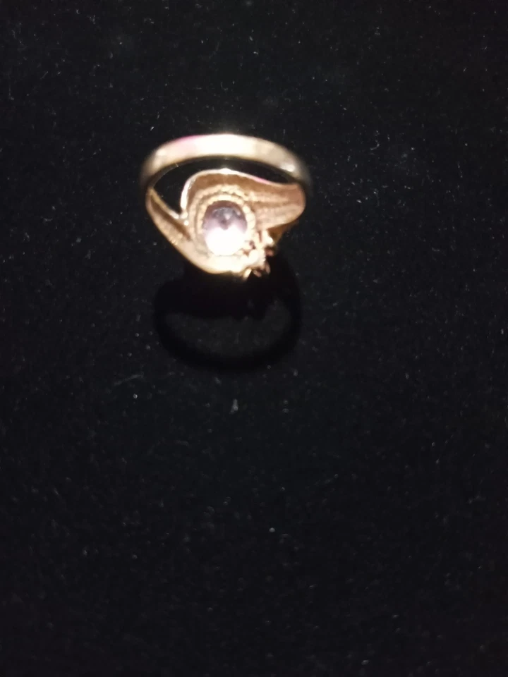 Anillo con detalles de diamantes de cuarzo rosa de oro macizo de 10k talla 5. Foto 3 de 4