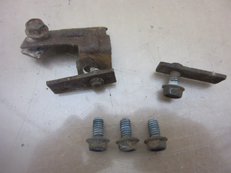 1965 Cadillac Deville Fleetwood El Dorado grelha pequenos suportes de canto superior - Imagem 2 de 2