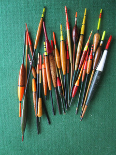 BUNDLE OF VINTAGE FISHING FLOATS X 25 CORK BODIED COARSE FISHING JOB LOT